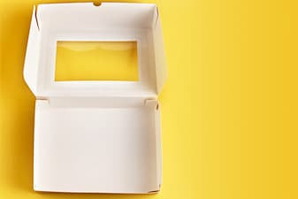 内部拍摄的白色糕点盒与窗口和可逆